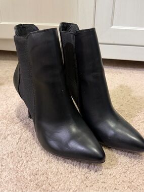 Zigi Soho Black Pointed Leather Ankle Booties